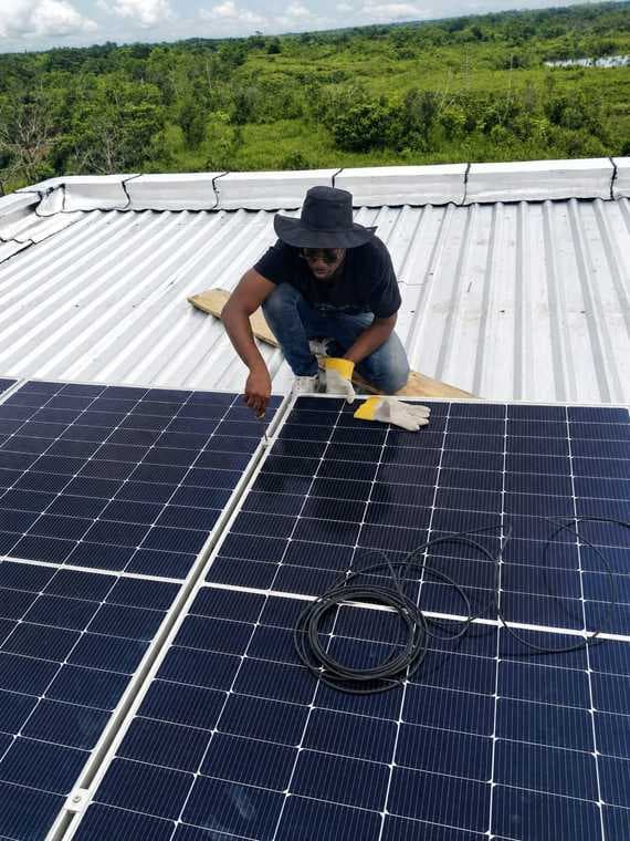 Técnico de Sunset montando paneles solares sobre una cubierta