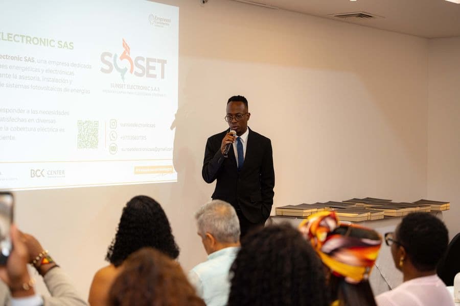 Presentación de Sunset Electronic ante una audiencia en un evento